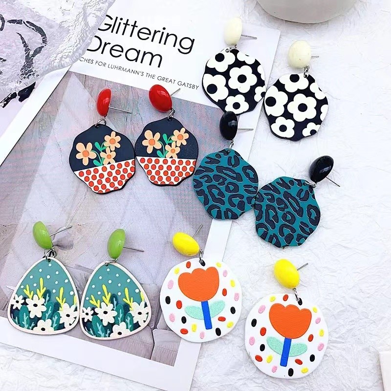 一臺(tái)UV打印機(jī)，印出今年大熱的亞克力耳飾